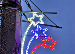 По какому случаю в Камышине на мосту включили праздничную иллюминацию?