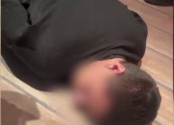 Лицом в пол уложили силовики пособников телефонных мошенников, - "Блокнот Волгограда" (ВИДЕО)