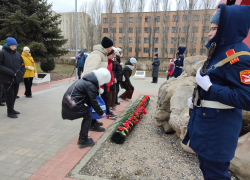 В Камышине в День Героев Отечества на холодный камень мемориалов легли живые цветы
