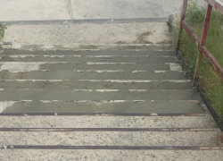 У коммунальщиков Камышина дошли, наконец, руки до уличных лестниц