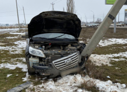 Дорожные полицейские зафиксировали сразу три ДТП за сутки, в которых водители врезались в столбы - один насмерть