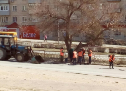В Камышине дорожники начали "выдувать" прямоугольники для асфальтовых латок на улице Некрасова