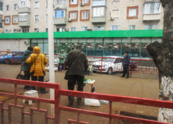 В Волгоградской области вводят десятикратные штрафы для "копателей" дорог и тротуаров, а также торговцев на стихийных рынках