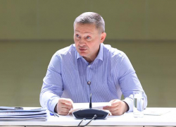 Андрей Бочаров на совещании рассказал о "взлетке" для малой авиации и других объектах