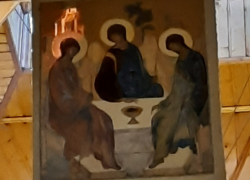 Сегодня, 12 июня, на Троицу, в волгоградском храме засветился нимб на иконе Святой Троицы