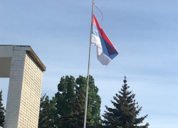 В Камышине в школе №12 на церемонии последнего звонка  вывесили российский флаг вверх ногами