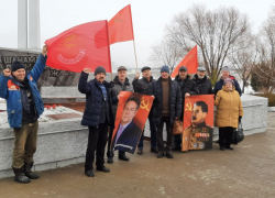 В Камышине представители политического движения Николая Платошкина пришли к святым мемориалам 2 февраля