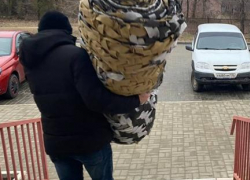 В Камышинском районе прибывшего на побывку бойца с передовой жители от чистого сердца  "нагрузили" по полной "гуманитаркой"