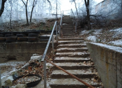 В Камышине управляющая компания директора Курочкина "заварила" уличную лестницу вместо того, чтобы привести ее в порядок