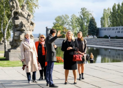 В Волгограде британцы гуляют по Мамаеву кургану