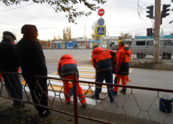 В Камышине ближе к вечеру взялись красить "зебры"  в последний день октября