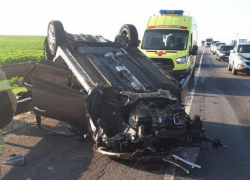 Молодая женщина за рулем иномарки врезалась в дорожное ограждение, перевернула автомобиль и чудом осталась жива