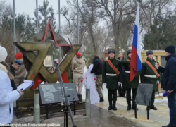 Первый памятник участникам СВО на народные деньги открыли в Волгоградской области