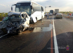 Вчера вечером под Камышином разбились на "КИА" молодые супруги, чудом остался жив их пятилетний ребенок