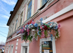 Искусственные букеты на фасаде, обветшавшие на ветру, - разве это красиво? - камышанка