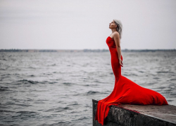 Камышинский мастер ракурса и нимфа в алом сделали из "разбомбленного" офицерского пляжа романтичную фотозону