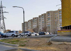 В Камышине у дома №109 в 5-м микрорайоне вход в подвал по вечерам превращается в "западню", куда проваливаются горожане