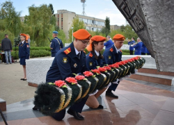 В Камышине к мемориалу погибшим легли цветы в память об окончании Второй мировой войны