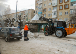 В Камышине разгребли снег на остановках и на крышах над ними