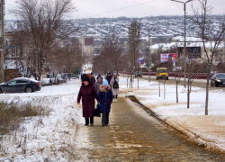 В Камышине остановки и главные пешеходные зоны очистили от снега и посыпали 