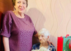 В Камышине еще одну бабушку, а вернее - учителя физики Идию Васильевну Бурову поздравили со 100-летием
