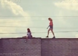 На видео попали прогулки скучающих девушек по крышам, - "Блокнот Волжского"