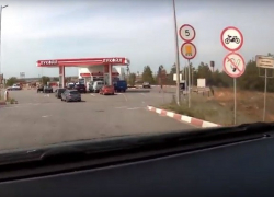 На трассе Камышин - Волгоград местные жители перекрыли заправку из-за "оживших" цен на бензин
