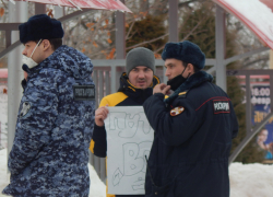 В Камышине в день акций в поддержку Навального полицейские и росгвардейцы провели у ДК "Текстильщик" беседу с молодым человеком с плакатом