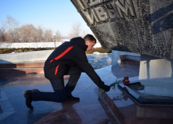 Первый заместитель главы администрации Камышина Дмитрий Резвов возложил цветы к мемориалам в День Героев Отечества