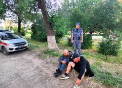 В Камышине "отдыхающие" фигуранты неудачно спрятали от росгвардейцев пакет с наркотиком