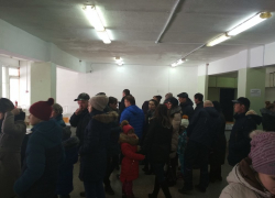 В Камышине в полдень на избирательных участках горожане стояли в очередь, чтобы проголосовать