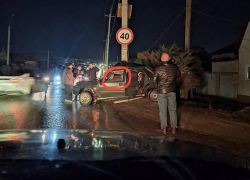 В Камышине разогнавшийся водитель по печальной иронии судьбы врезался в столб со знаком ограничения скорости