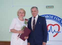 Главврач Центральной городской больницы Камышина Владимир Галушкин принял участие в торжествах и фотосессии по случаю Дня медицинского работника