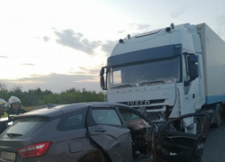 Камышанин за рулем "Лады" врезался в большегруз: исход столкновения кошмарный - два трупа