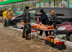 Камышинские хозяйки продают по 50 банок домашних закруток в день на "безнадзорном" рынке на улице Ленина