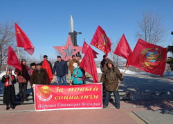 В Камышине патриоты из движения "За новый социализм" пришли поклониться памяти воинов-интернационалистов