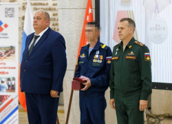 Сержант Александр Коросташивец, контрактник 33-го Камышинского мотострелкового полка, командир танка награжден медалью "За отвагу"