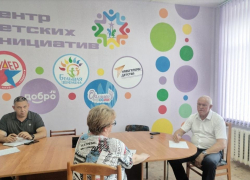Спикер Камышинской городской думы Владимир Пономарев о чем-то поговорил с горожанами