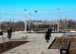 Подростки, как могут, развлекаются в парке Текстильщиков в Камышине с началом весны (ВИДЕО)