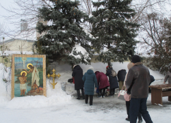 В Крещение в Свято-Никольский храм Камышина прихожанам оказалось не пройти из-за столпотворения личных авто