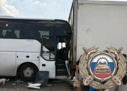 Вышедший из Камышина автобус врезался в большегруз в Саратовской области