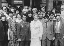 Администрация Камышина 27 августа отметила день рождения нашего земляка-космонавта любопытным снимком гостя в кругу партийных и советских деятелей города 