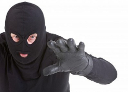 В Камышине негодяй в маске утащил женщину на территорию детсада и изнасиловал - давно, но под суд идет сейчас