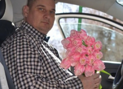 Необычный таксист в Волгограде дарит женщинам тюльпаны и конфеты 