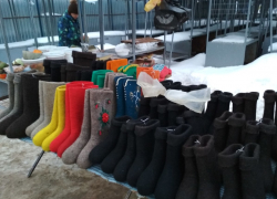Торговля валенками не задалась на центральном рынке Камышина - распутица подводит!
