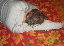 Оперативники задержали проходимца, который ночью проник в чужой дом, избил хозяйку и лег спать около ее кровати