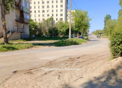 Камышане просят рабочих "Благоустройства" вычистить "микропустыню" у медколледжа в Камышине