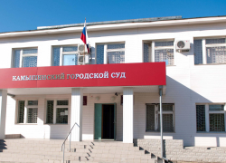 После оглашения приговора торговца "левым" алкоголем взяли под стражу в зале Камышинского городского суда