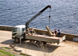 В Камышине рабочие "Благоустройства" убирают бетонные глыбы на набережной Волги, к Первомаю сюда пообещали вернуть скамейки