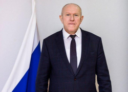 В Камышине спикер Владимир Пономарев при полном параде поздравил местную молодежь и пожелал ей удивить мир